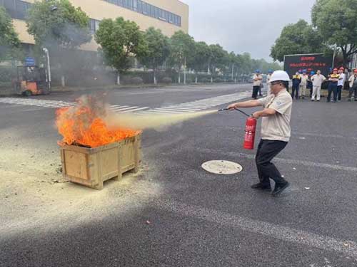 “人人讲安全、个个会应急”——上海Ag庄闲集团开展“安全月”消防演习活动(图5)