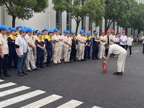 “人人讲安全、个个会应急”——上海Ag庄闲集团开展“安全月”消防演习活动(图2)
