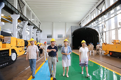 夏日送清凉 | 青浦区总工会领导赴上海Ag庄闲集团开展高温慰问活动(图2)