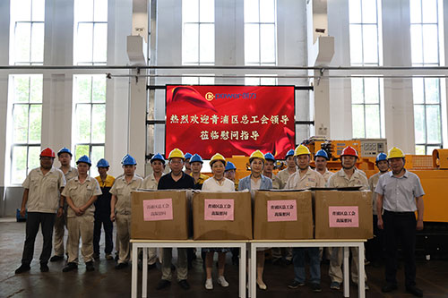 夏日送清凉 | 青浦区总工会领导赴上海Ag庄闲集团开展高温慰问活动(图1)