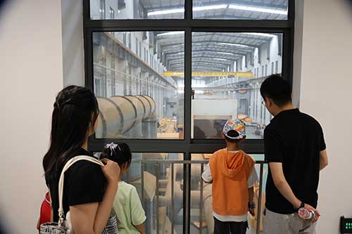 参观公司智能工厂-(2).jpg